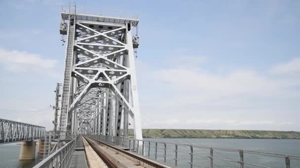 Большой Металлический Железнодорожный Мост Через Реку Солнечный Летний День — стоковое видео