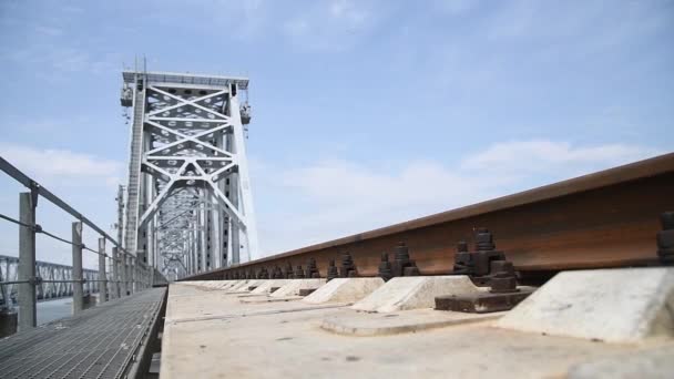 Große Eisenbahnbrücke Aus Metall Über Den Fluss Einem Sonnigen Sommertag — Stockvideo