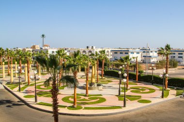 Otelin önünde kare