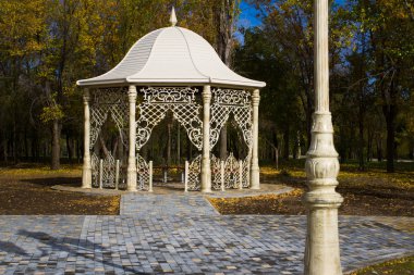 Sonbahar parkında çardak.
