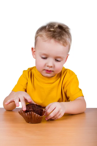 Petit garçon mangeant un muffin au chocolat — Photo