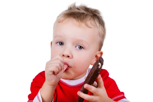 Petit garçon mangeant toute la barre de chocolat — Photo