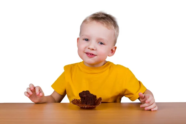 Petit garçon mangeant un muffin au chocolat — Photo