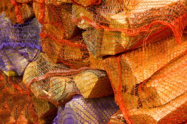 net çanta içinde odun