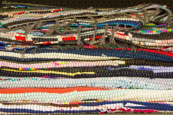 Färgglada mattor i butiken — Stockfoto