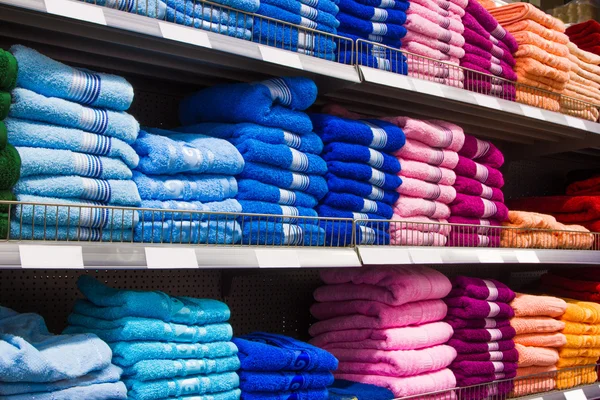 Vícebarevná ručníky v obchodě — Stock fotografie
