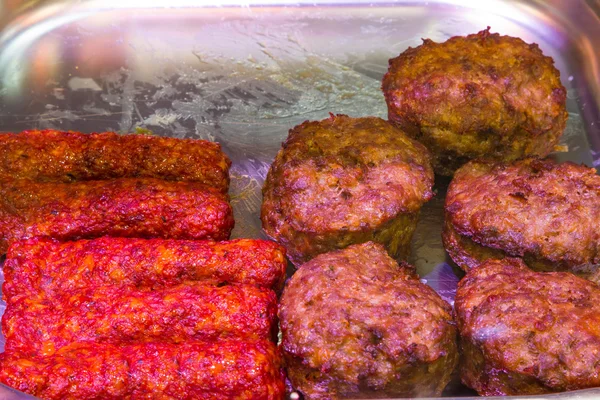 Salsichas de carne frita e hambúrgueres — Fotografia de Stock