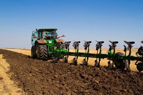 Rolnych traktor orze pole — Zdjęcie stockowe