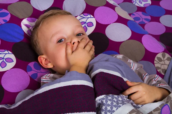 Menino doente na cama — Fotografia de Stock