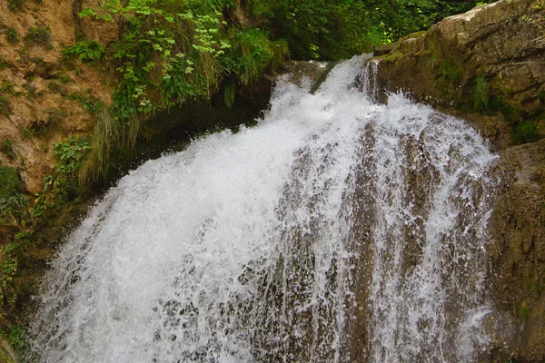 Pequena cachoeira nas montanhas — Fotografia de Stock