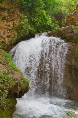 Dağlarda küçük bir şelale