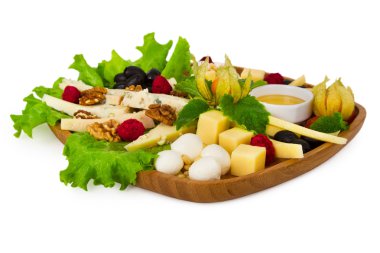 Tabakta farklı peynir çeşitleri var.