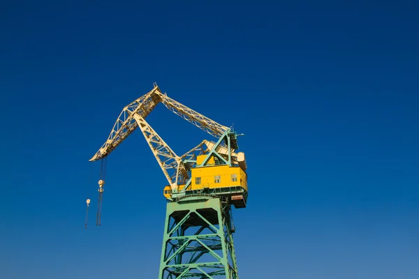 Hamnkran mot den blå himlen — Stockfoto