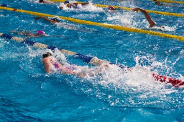 Havuzda profesyonel yüzücü