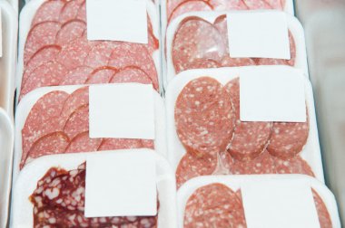 Sosis dilimleri kutularındaki