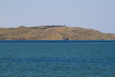 Deniz feneri. Açık güneşli bir günde.