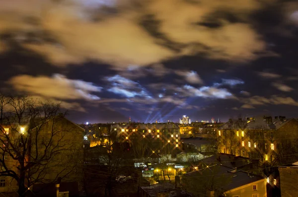 RIGA, LATVIA - NOVEMBRO 18: O festival de luz Staro Riga (Beaming Riga) que celebra 97 anos de independência, 18 de novembro de 2015 — Fotografia de Stock