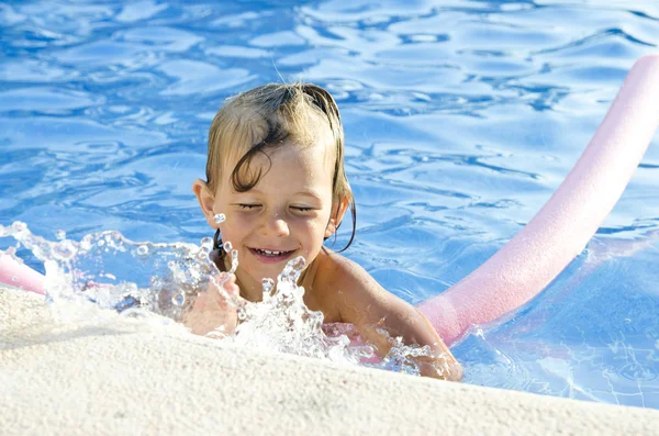 Divertente bambina imparare a nuotare con piscina tagliatella — Foto Stock