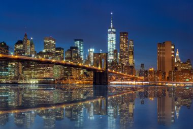 New York - Manhattan siluetinin gökdelenler ile ve Brooklin işleniyor