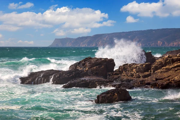 Poderosas ondas oceânicas esmagando em uma costa rochosa — Fotografia de Stock