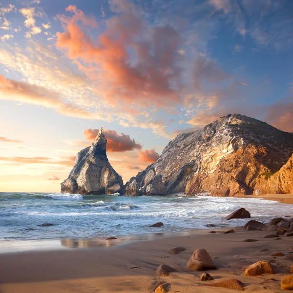 Mooie zonsopgang boven Rocky oceaan strand, landschap — Stockfoto