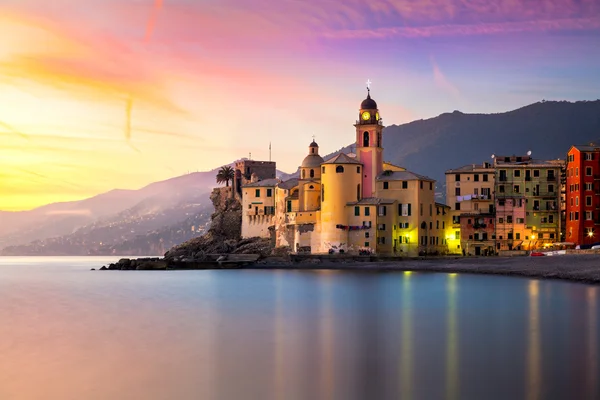 Hermosa ciudad mediterránea antigua en el tiempo sinrise — Foto de Stock