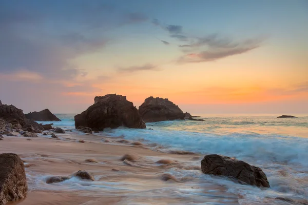 Rocky Sea krajina na krásný západ slunce — Stock fotografie