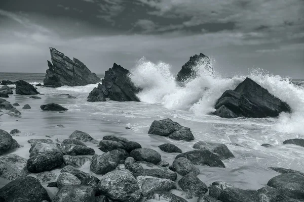 Ocean beach - velké vlny rozbití - černá a bílá umělecké — Stock fotografie