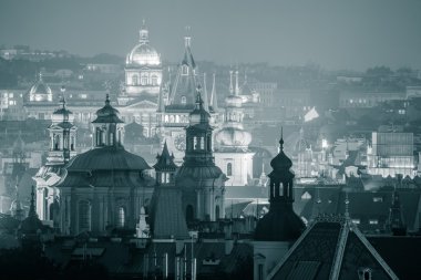 Güzel gece görünümü Prag'ın ünlü siluetleri