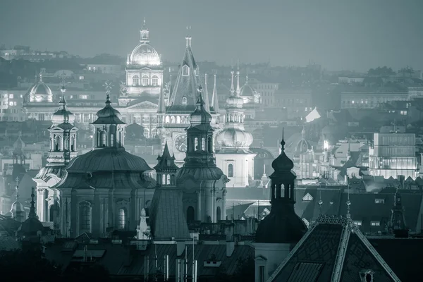 Hermosa vista nocturna de Praga siluetas famosas — Foto de Stock