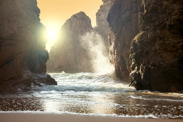 Fantásticas rocas grandes y olas oceánicas al atardecer —  Fotos de Stock