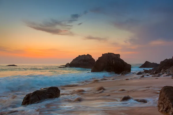 Erstaunliche Meereslandschaft bei schönem Sonnenuntergang — Stockfoto