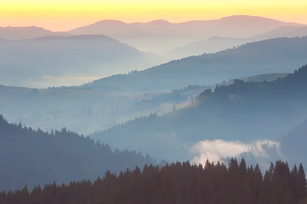 Um minuto antes do nascer do sol, Montanhas Paisagem — Fotografia de Stock