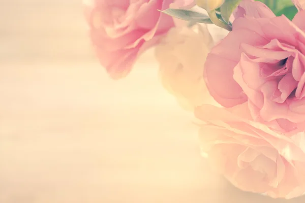 Vintage floralen Hintergrund mit sanften rosa Blüten — Stockfoto