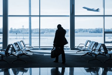 yolcu uçuş havaalanında bekleyen silüeti