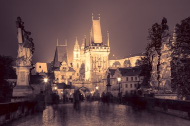 Gece - vintage renkleri Prag'daki Charles Köprüsü