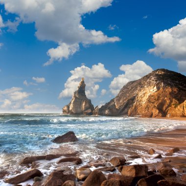 Yaz deniz plaj, fantastik kaya, taş ve su dalgalar üzerinde 