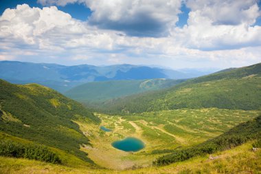  Mavi Göl güneşli gün ile dağ Lanfscape
