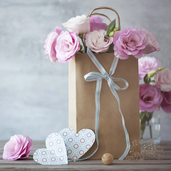 Älska Vintage bakgrund med blommor och rosett — Stockfoto