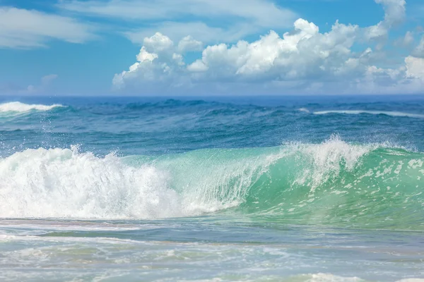 Paisagem de Verão - Ondas na água do mar quente — Fotografia de Stock