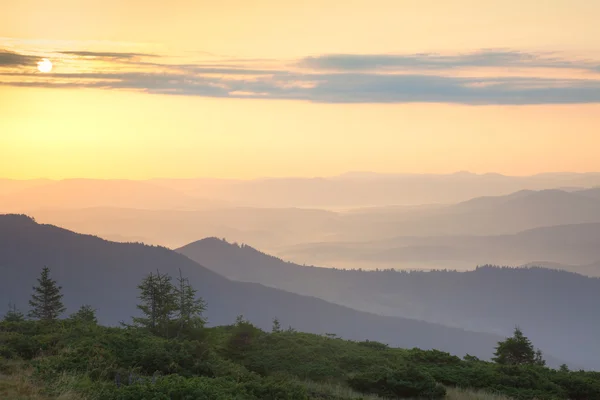 日の出の空と山岳風景 — ストック写真