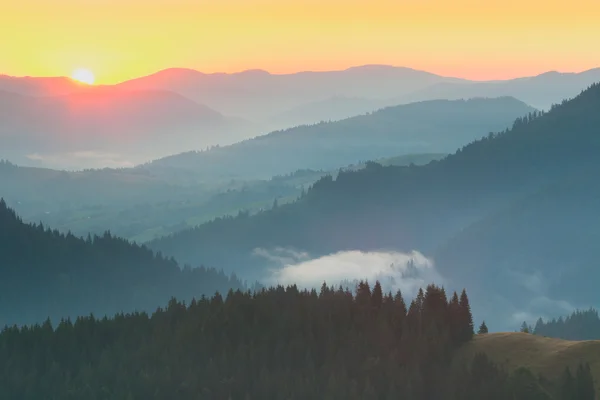 Oblast hory - východ slunce se skutečným sluncem — Stock fotografie