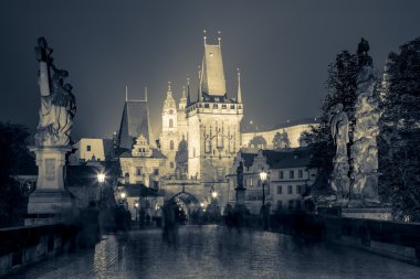 Ünlü dönüm noktası - gece Prag'daki Charles Köprüsü