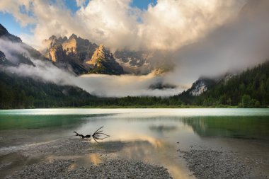 Puslu sabah dağlar gölde. Manzara, Alpler, İtalya, Europe
