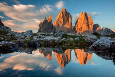 Tre Cime di Lavaredo gün batımından, Dolomit, gölde yansıması ile