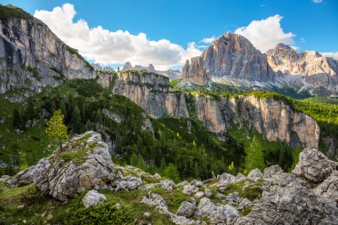 Yaz dağ manzarası ile büyük doruklarına Dolomites, Alpler, Ita