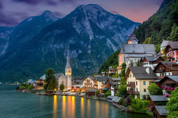 Hallstatt pueblo en los Alpes y el lago al atardecer, Austria, Europa —  Fotos de Stock