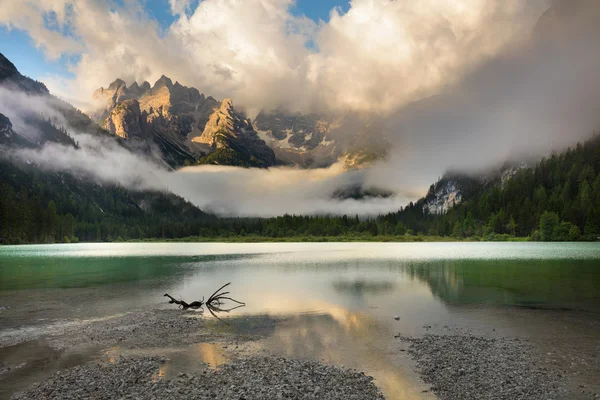 Mountain Lake en la mañana brumosa. Paisaje, Alpes, Italia, Europa — Foto de Stock