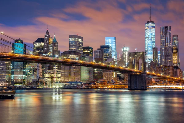 New York City - grande illuminazione e nuvole colorate — Foto Stock