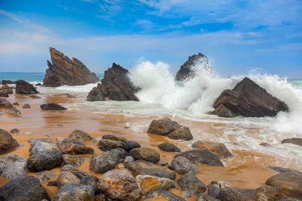 Okyanus plaj manzara - büyük dalgalar breaking — Stok fotoğraf